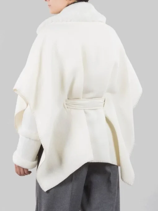 Fashion VIOLANTI GIACCA MODELLO MANTELLA REALIZZATA CON INSERTI IN ECO PELLICCIA E MONTONE Bianco
